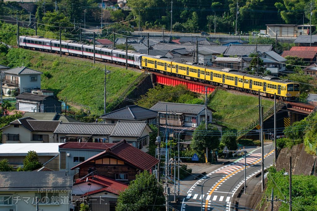 通常の営業列車と同じ速度で通過していく263F牽引列車