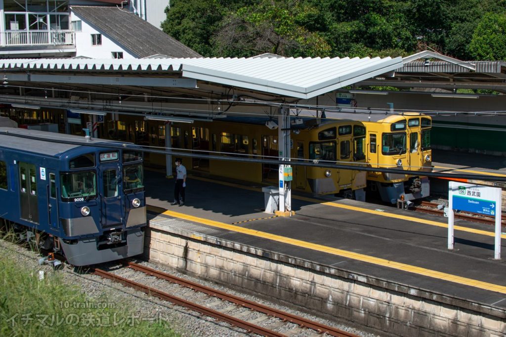 西武園駅で並ぶ3列車（9000系9108F、2000系、2000系）