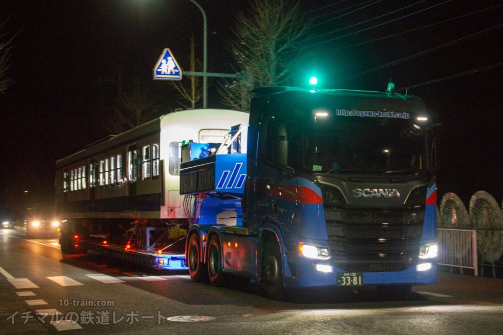 小川建機の新型トレーラーで運ばれる新101系1261F「クハ1262号車」陸送