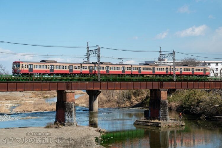 入間川橋梁を渡る新101系1259F（赤電塗装）