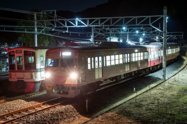 吾野駅で留置中の4000系と並ぶ新101系1259F（赤電塗装）