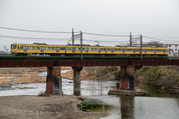 入間川橋梁を渡るツートン塗装の新101系1249F